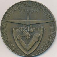 1943. "A M.A.E.SZ. Repülőtúrája Vitéz Horthy István emlékére" bronzozott hadifém emlékérem (51mm) T:1-