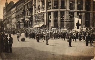 Budapest; a Katolikus Népszövetség könyörgő körmenete 1915. május 30. (ázott / wet damage)