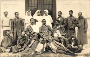 Injured soldiers, nurses, group photo