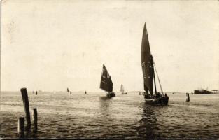 Chioggia, departure of the fishermen, fishing boats, Bonivento photo (EK)