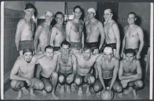 1957 Kanada, A Torontói Hungária vízilabda csapat fotója, hátoldalon feliratozva, 14x9 cm
