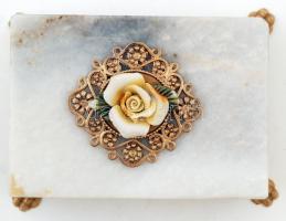 Rózsával díszített márvány díszdoboz, 13x9x5cm
