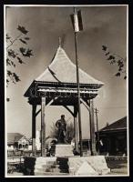 1943 Kovászna, Az Országzászló és a Székely Határőr emlékműve, 23x17 cm