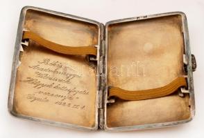 Ezüst (Ag.) cigarettatárca, jelzett, mesterjeggyel, belül gravírozott felirattal, nettó:51 g, 7,5×5 ...
