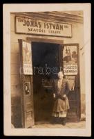 cca 1900 Jónás Istvánné Szatócs üzlete, fotólap, 9x13 cm