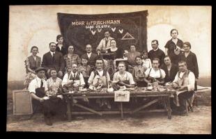 cca 1940 Móhr és Frischmann cipőüzeme, a dolgozókról készült csoportkép, Formalik Lajos fényképész fotólapja, hidegpecséttel jelzett, 14x9 cm