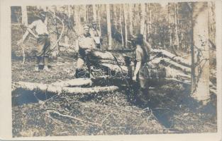 1917 Orosz és magyar katona fát vágnak; M. kir. 9. honvéd gyalogezred / Russian and Hungarian soldiers woodcutting, photo