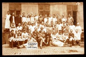 1933 Kovács és Krabácz Cipőüzeme, a dolgozókról készült csoportkép, fotólap, 14x9 cm