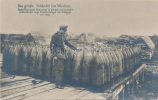 Die grosse Schlacht im Westen. Schwere Granaten in einem Munitionslager bei Aubigny / German soldier discovering an English ammunition store