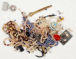 Bizsu tétel, benne: nyaklánc, karkötő, fülbevaló, öngyújtó-kulcstartó, medál, kulcs, válltű, több sé...