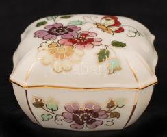 Zsolnay kézzel festett pillangós virágmintás ékszertartó doboz, hibátlan, jelzett, / Handpainted Zsolnay chinaware box, in flawless condition, 8x84cm