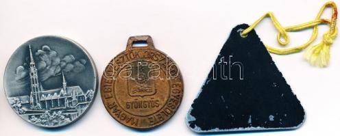 3db klf kutyatenyésztő érem és jelvény, közte 1975. "Országos CAC Kutyakiállítás Gyöngyös 1975 ...