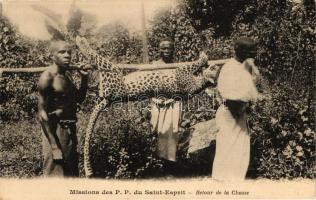 Missions des P.P. du Saint Esprit, Retour de la Chasse / Native hunters with hunted leopard