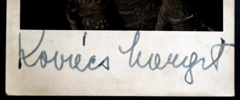 Kovács Margit(1902-1977) Kossuth-díjas magyar kerámiaművész, érdemes és kiváló művész aláírása fotól...