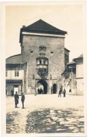 Körmöcbánya, Kremnica; Városkapu tér, Tandlich Fülöp kereskedése / city gate, shop; Ivanovic photo (fa)