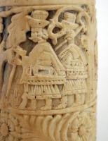 Gazdagon faragott szaru kürt, karcolás nyomokkal, h:44 cm