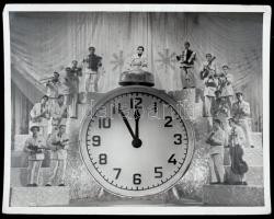 cca 1940-1950 Jazz zenekar a színpadon, jelzetlen fotó, sarkain törésnyomokkal, 30x24 cm