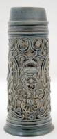 Nagyméretű, indamotívumokkal és emberi arccal gazdagon díszített osztrák söröskorsó, jelzés nélkül, ...