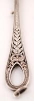 Ezüst(Ag) nyitógombos lornyon, díszített nyéllel, jelzett, br: 27,4 g