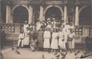 Venice, Venezia; tourists, pigeons group photo