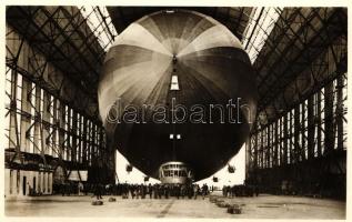 Graf Zeppelin Einbringen in die Halle; Lichtbildabteilung Luftschiffbau Zeppelin / German airship in hangar