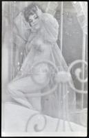 cca 1940 Köntösben, finoman erotikus fotó, 9x14 cm / cca 1940 Erotic photo, 9x14 cm