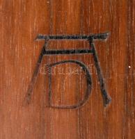 Imádkozó kezek, Albrecht Dürer rajza alapján készült modern bronz kisplasztika, fa lapon, jelzés nél...