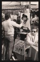 1972 Régi fotó: Művész munkaközben, Párizs, Montmarte, Place de Tertre, 14x9cm