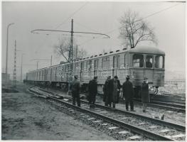 1968 február 9. Budapest, az első metrókocsik érkezése, átvétele, 2 db fotó, az egyik jelzett (Karai...