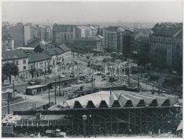 cca 1970 Budapest, Moszkva téri metró állomás felszíni épülete, a közlekedési csomópont átépítése, városkép, 18x24 cm