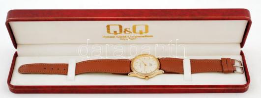 Q & Q quartz óra, bőr szíjjal, újszerű állapotban, eredeti dísztokban / Quartz watch in original case