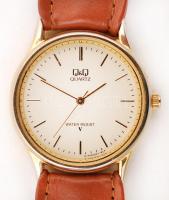 Q & Q quartz óra, bőr szíjjal, újszerű állapotban, eredeti dísztokban / Quartz watch in original...