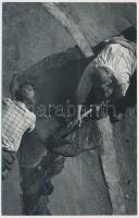 cca 1950 Tiszavölgyi József: Aszfaltozók, pecséttel jelzett vintage fotó, 14x9 cm