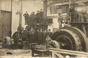 1913 Szávaszentdemeter, Sremska Mitrovica; Villamostelep, belső munkásokkal. csoportkép / electric plant, interior with workers, group photo (kis szakadás / small tear)