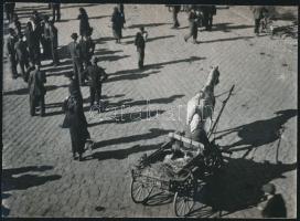 cca 1935 Reich Péter Cornel: Hazafelé a vásárból, pecséttel jelzett vintage fotóművészeti alkotás, 13x18 cm