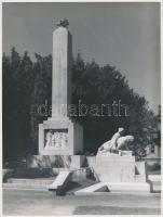 cca 1930 Korschelt Miklós (1900-1982): Győr, Radó sziget, I. világháborús hősi emlékmű, pecséttel jelzett fotó, 24x18 cm