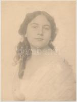 cca 1925 Gaiduschek Erzsi (1875-1956): Női portré, hideg pecséttel jelzett vintage fotó, 22x16,5 cm