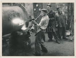 1938 Csík Ferenc (1894-1984): Vasolvasztó, pecséttel jelzett vintage fotóművészeti alkotás, 18x24 cm