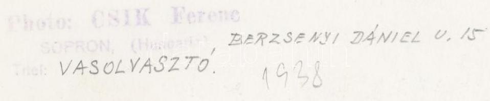 1938 Csík Ferenc (1894-1984): Vasolvasztó, pecséttel jelzett vintage fotóművészeti alkotás, 18x24 cm