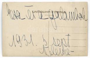 1931 Velence, Szent Márk tér, hölgy galambokkal, fotó, hátulján feliratozva, 14×9 cm