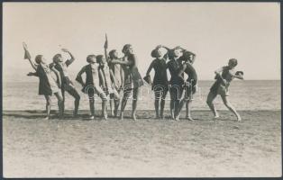 cca 1930 Foto Mayer (Abbázia): Szentpál Olga tánccsoportjának tagjai, pecséttel jelzett, a Szentpál iskola archívumából, fotólap, 9x14 cm