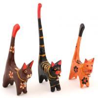 3 db fából készült, macskát formázó festett gyűrűtartó, különböző méretben