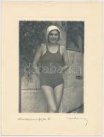 1930 Orphanidesz János (1876-1939): Egy lány a hullám fürdőből, aláírt vintage fotó művészfólián keresztül másolva, képméret 16x11 cm, papírméret 24x18 cm