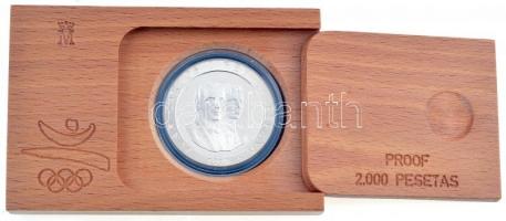 Spanyolország 1990. 2000P Ag "1992 Olimpia - Futball játékos" eredeti fa díszdobozban, pap...
