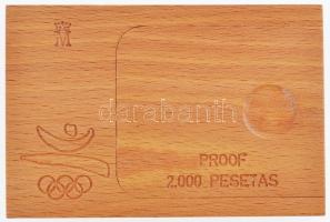 Spanyolország 1990. 2000P Ag "1992 Olimpia - Futball játékos" eredeti fa díszdobozban, pap...
