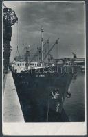 cca 1950 Tiszavölgyi József: Tokaj hajó berakodás közben, pecséttel jelzett vintage fotó, 14x9 cm