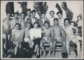 cca 1960 Tiszavölgyi József: Kislány a farkasok között, pecséttel jelzett vintage fotó, 13x18 cm