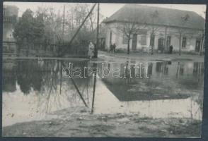 cca 1950 "Csillaghegy szégyenfoltja és pöcegödör a Közért mellett", feliratozott dokumentumfotó, 6x9 cm