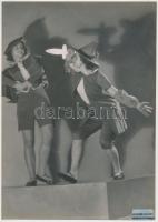 cca 1930-1940 Leichtner Erzsébet vintage fotója Szentpál Olga tánccsoportjának tagjairól, matricával jelzett, 23x17 cm