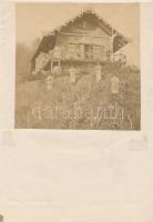 cca 1890 Alcsil (Románia) a magtár, a borpince, a régi Csill és a szántó-vető emberek fényképe, tová...